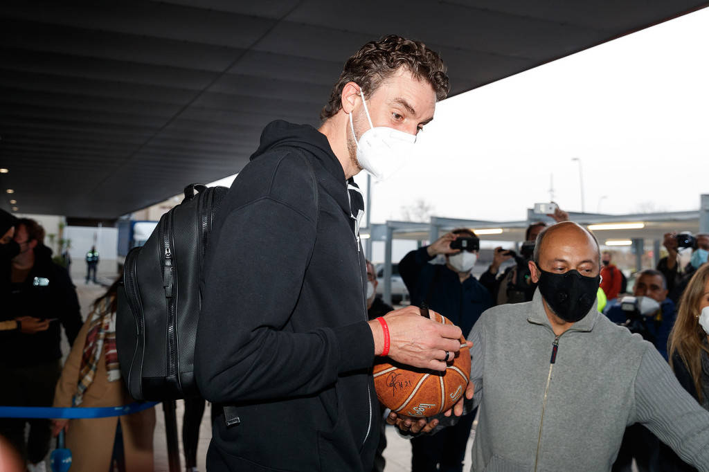 NBA总决赛今夜走向成谜;巴塞罗那再遭质疑;气氛紧张;训练强度明显提升(李白现场版) NBA总决赛今夜走向成谜;巴塞罗那再遭质疑;气氛紧张;训练强度明显提升(李白现场版)